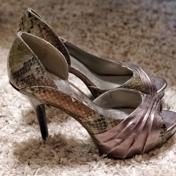 Heels - Picture 4 of 4